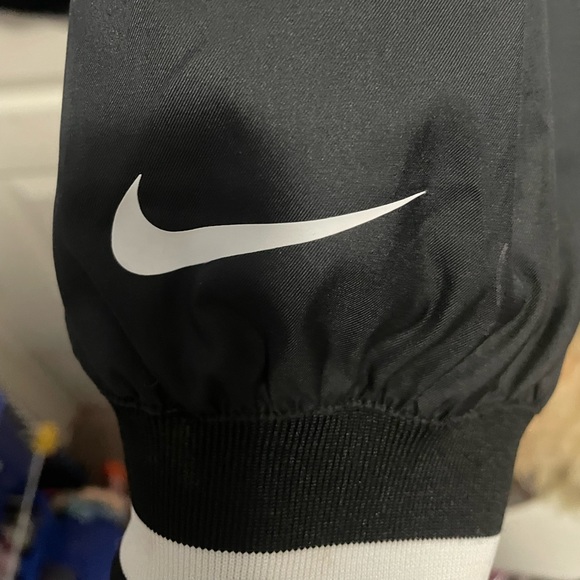 Black Nike SB Crewneck Windbreaker - Picture 6 of 8